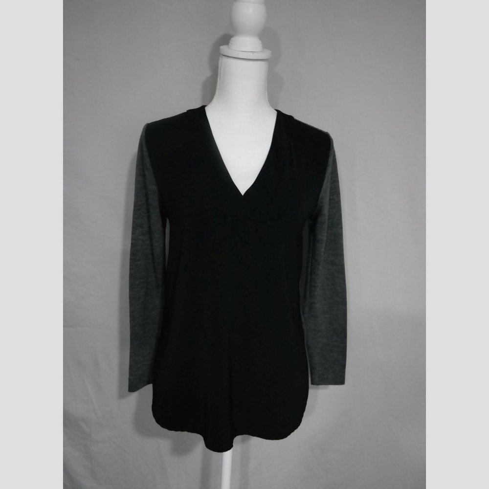 Loft XS Petite Black and Heather Gray Long Sleeve V-neck